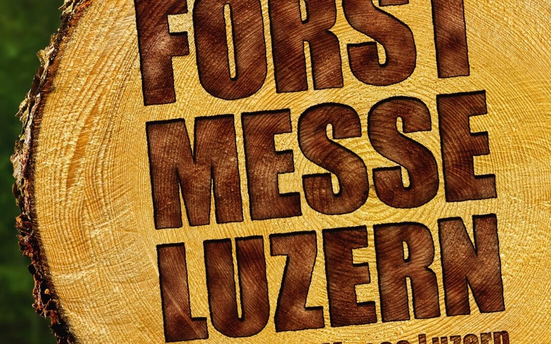 Baumstamm mit Text zur Forstmesse Luzern 2025, 21.-24. August, 9-17 Uhr, Messe Luzern. Webseite: www.forstmesse.com.