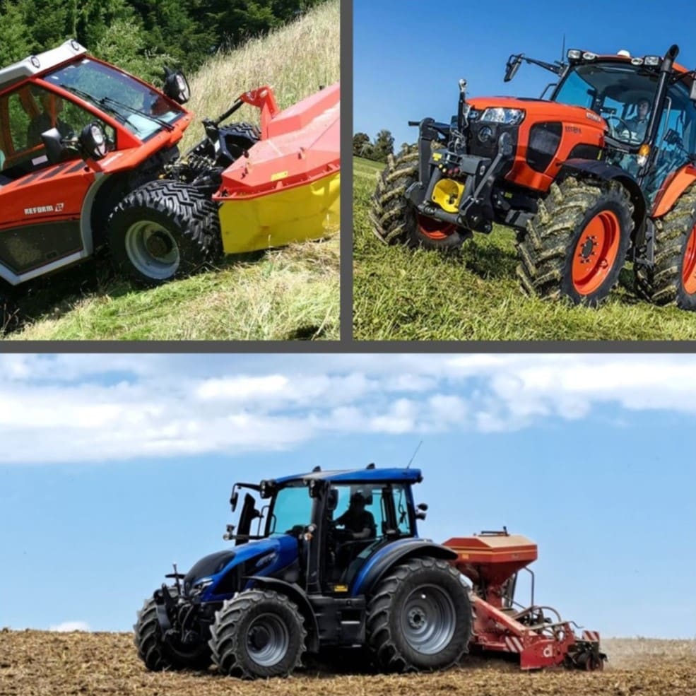 Verschiedene Traktoren bei der Arbeit auf Feldern: rot, orange und blau, in hügeligen und flachen Landschaften.