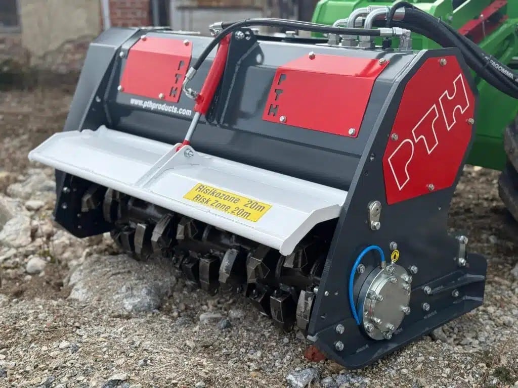 PTH Steinbrecher auf einer Baustelle zur Bodenbearbeitung und Steinverarbeitung, robuste Landtechnik.